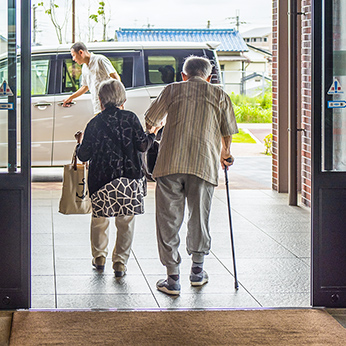 健康寿命。老夫婦がエントランスを出る