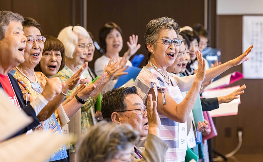 健康寿命。合唱する人。みんなで歌う高齢者の幸福