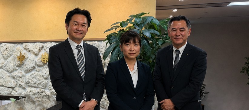 ハイネスコーポレーション本社エントランス前の営業スタッフ