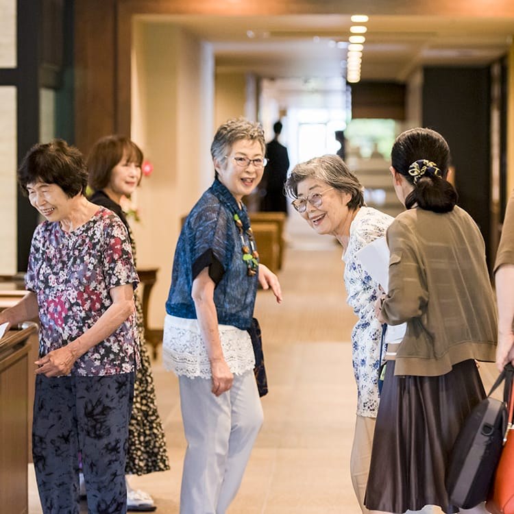 中楽坊のラウンジで笑顔で語らう入居者の皆様