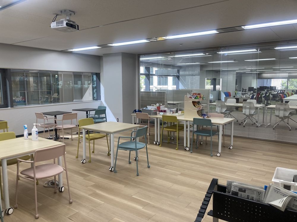 大阪本社のコミュニティスペース。カラフルな椅子とお菓子コーナーがある休憩スペース