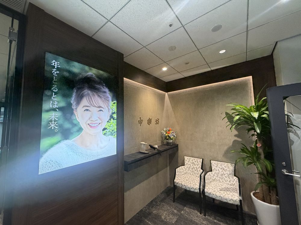 東京支店のエントランス。「中楽坊」のブランドポスターと待合スペース