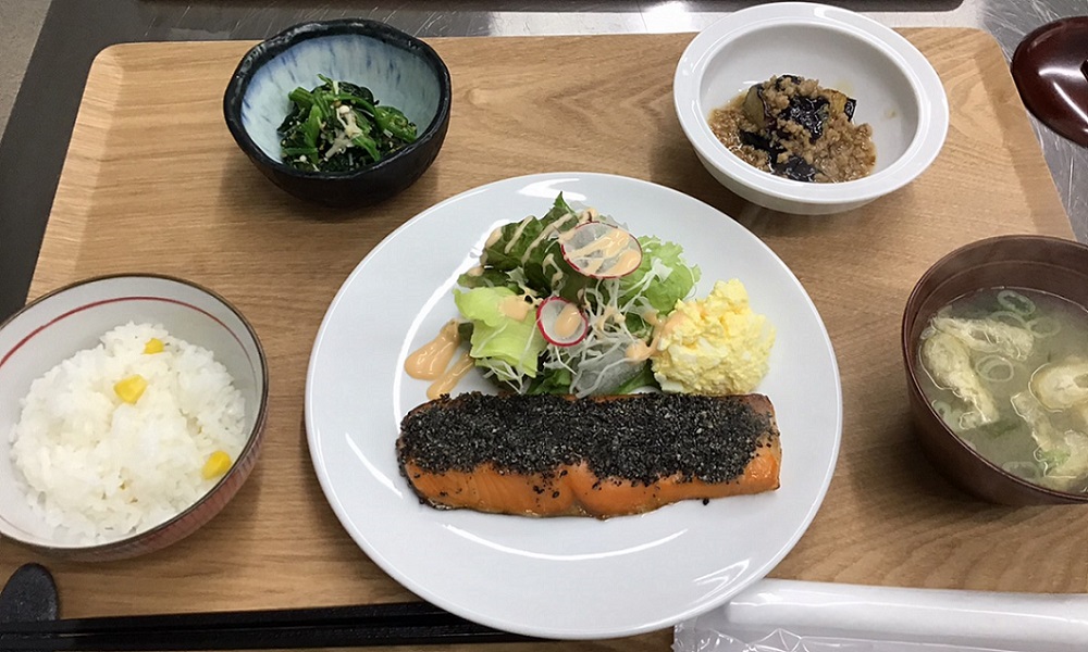 黒胡麻の風味をきかせた、鮭の照り焼き