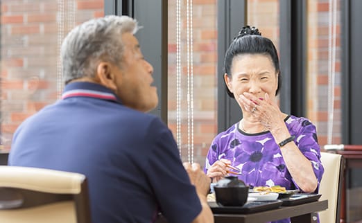 健康寿命。高齢者夫婦。会話のある食卓